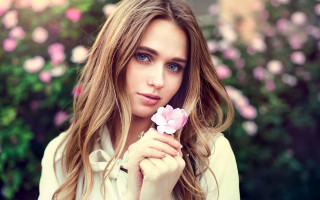 Anna maria flower serious blue - a flower free wallpaper for desktop