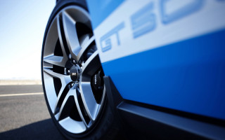 Car tire closeup road sky - a close up of a car tire free wallpaper