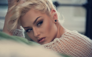 Woman green blanket photorealistic blurry - a green blanket free wallpaper