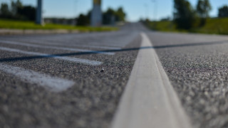 Street tree blue sky blurry - a white line free wallpaper for desktop