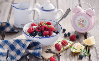 Berries cottage cheese spoon teapot - lemon free wallpaper