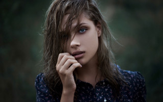 Woman blueeyes longhair pose naturally - under her chin free wallpaper