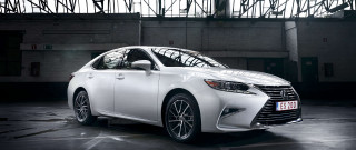 White car garage toyota sign - a white sign free wallpaper