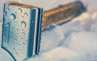Razor blade ice water gold - product photography free wallpaper