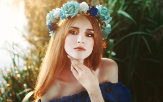 Woman flower crown blue dress - free vintage wallpaper
