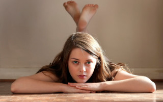 Woman lying crossed legs green - free portrait wallpaper for desktop