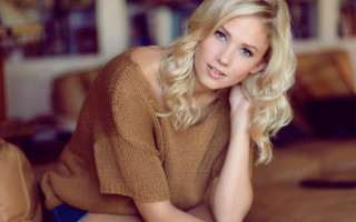 Woman smiling blonde bluefishnets sitting - alison geissler free wallpaper