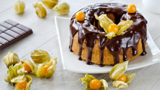 Chocolate cake flowers chocolate bar - a white plate free wallpaper