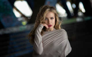 Woman shawl city night blurry - her shoulder free wallpaper for desktop