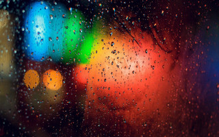 Rainy window traffic light night - a close up of a rain free wallpaper
