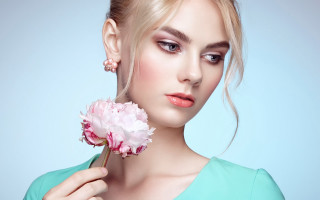 Annabel kidston fashion photorealistic flower - a blue background behind her free wallpaper