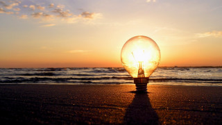 Lightbulb beach sunset ocean ambient - free light wallpaper for desktop