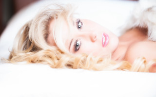 Woman fur coat portrait evelyn - a fur coat free wallpaper