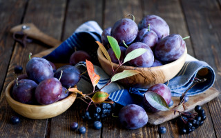 Bowl plums blueberries wooden table - a wooden spoon free wallpaper for desktop
