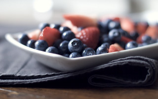 Berries blueberries stilllife photorealism blurry - a cloth free wallpaper
