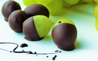 Chocolates grapes renaissance 3d render - chocolate free wallpaper