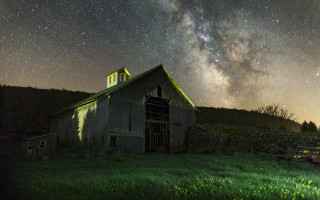Barn green roof night sky - star above free wallpaper