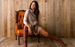 Aramenta dianthe vail fashion portrait 2 - a wooden wall behind her free wallpaper