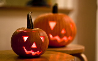 Carved pumpkins glowing faces spooky - free halloween wallpaper
