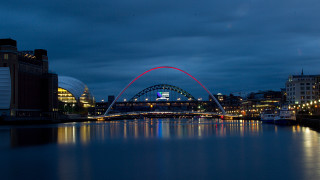 Red arch bridge night cityscape - rich moody colour free wallpaper