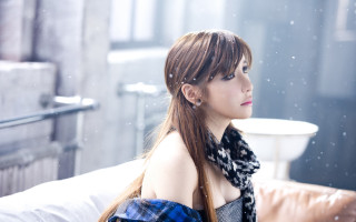 Woman longhair snow couch scraf - her neck and a scarf free wallpaper for desktop