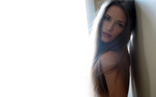 Woman leaning wall hair air - a woman leaning against a wall free wallpaper