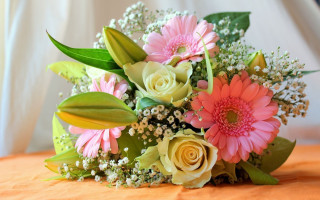 Bouquet flowers table white curtain - a bouquet of flowers free wallpaper