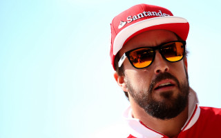 Man red white hat sunglasses - alonso vázquez free wallpaper