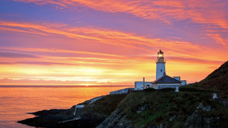 Lighthouse cliff sunset pink sky - radiant free wallpaper