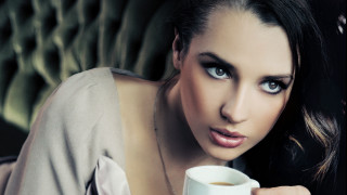 Woman coffee mug serious photorealistic - realistic eye free wallpaper