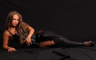 Black lingerie posing arabesque fashion - anna hotchkis free wallpaper