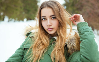 Woman green jacket snow blonde - a picture in the snow free wallpaper