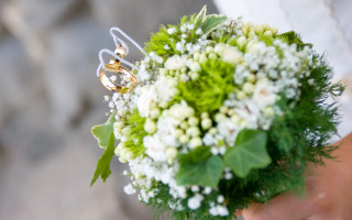 Wedding rings bouquet flowers lace - their finger free wallpaper