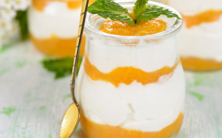 Dessert glass spoon flower blurry - a flower in the background free wallpaper