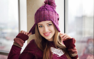 Woman purplehat redsweater cityview figurativeElina - a city view free wallpaper