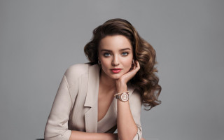 Woman leaning on table portrait - her wrist free wallpaper