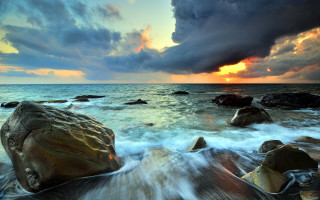 Large rock beach sunset cloudy - top of a beach under a cloudy sky free wallpaper
