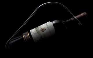 Wine bottle wire black background - a wire free wallpaper