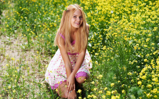 Woman sitting field flower smiling - her knee free wallpaper for desktop