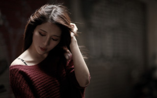 Woman ponytail holding hair head - she free wallpaper