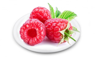 Raspberries white plate green leaves - a white plate free wallpaper