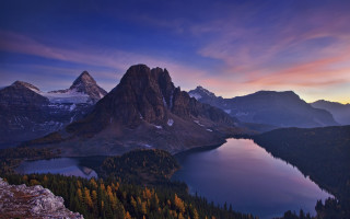 Mountain lake sunset cloudy sky 2 - a lake in the foreground and a mountain range in the background free wallpaper