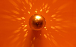 Shiny ball starburst shadow abstract - anish kapoor free wallpaper