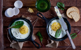 Eggs skillet knife crackers wine - a glass of wine free wallpaper