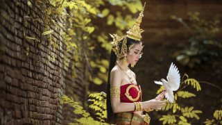 Woman red gold costume white - costume holding free wallpaper