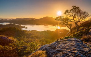 Sunset lake tree mountains clouds - a sunset over a lake free wallpaper