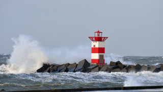 Lighthouse waves stormy beach cloud - rough free wallpaper