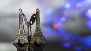 Metal earrings blue purple paris - background behind them free wallpaper for desktop