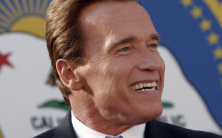 Smiling man suit tie flag - arnie swekel free wallpaper