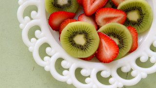 White plate sliced kiwi strawberries - a white plate free wallpaper
